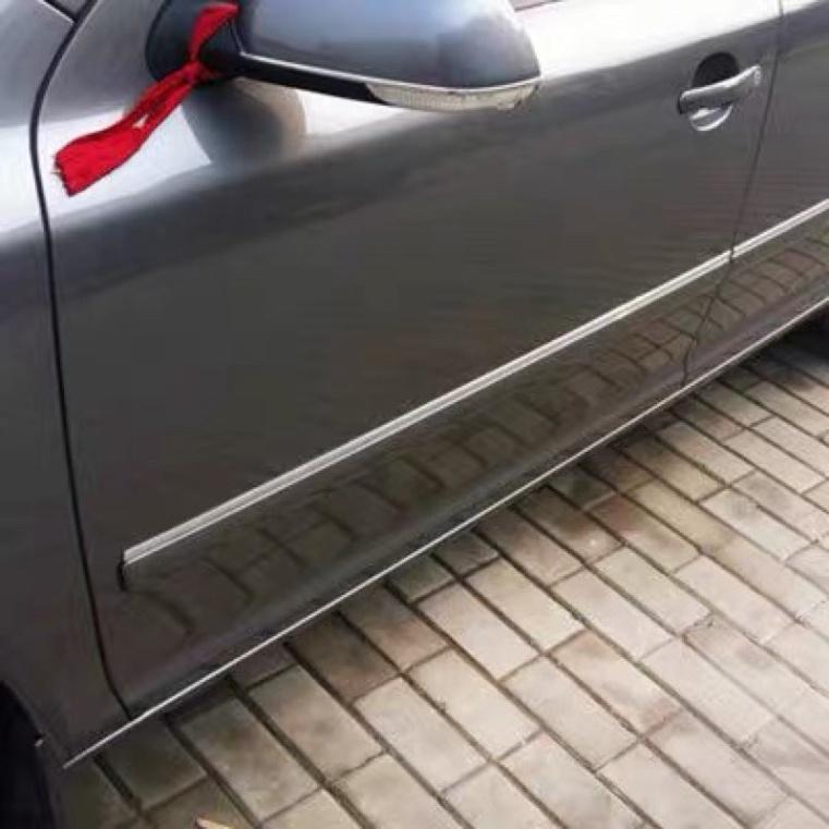 Cuộn nẹp chrome bạc sẵn keo 3m bóc dính phù hợp trang trí nội thất nhà cửa và xe hơi