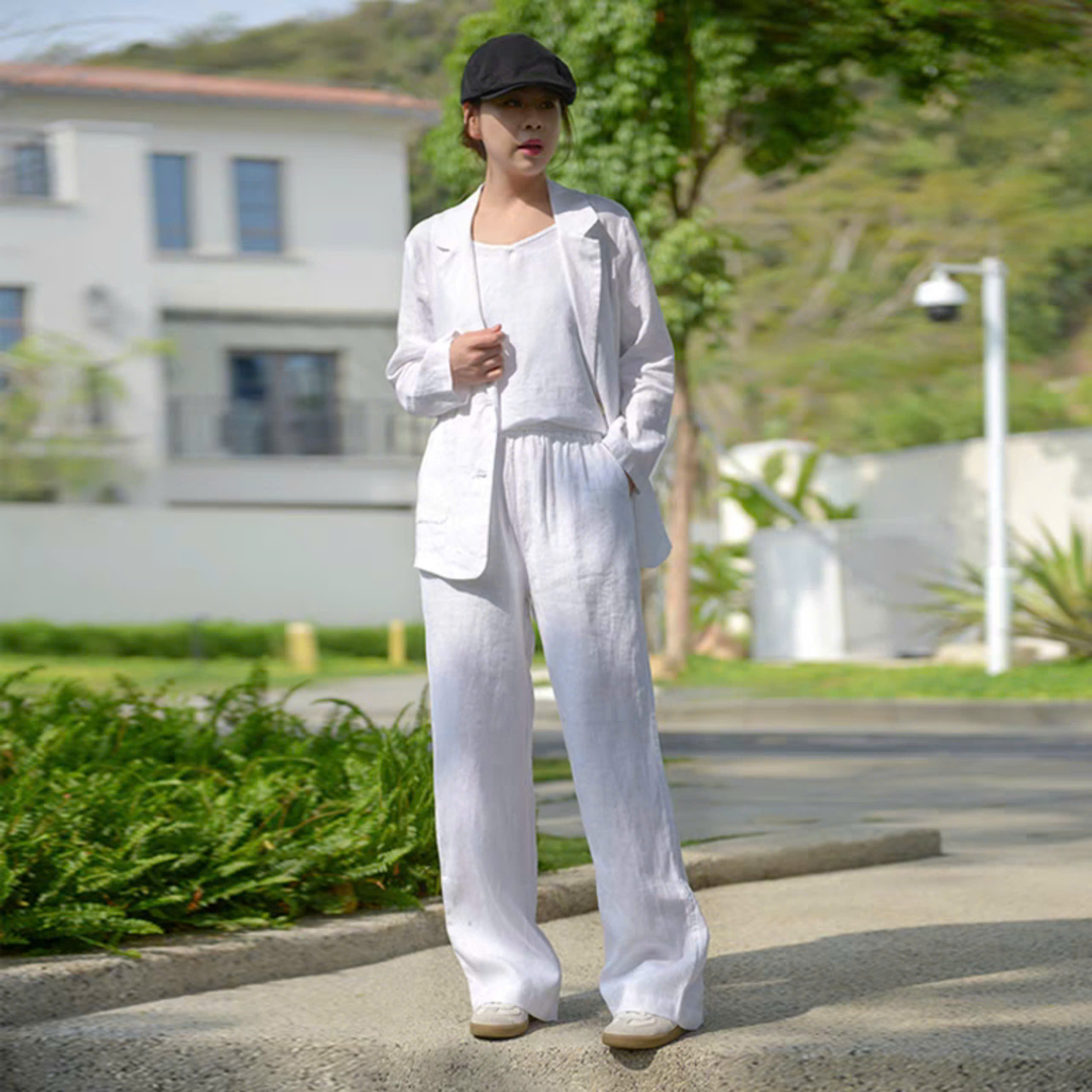 Bộ hottrend 2025 gồm có áo khoác blazer và quần dài dành cho phái nữ thời trang, sang chảnh, trẻ trung