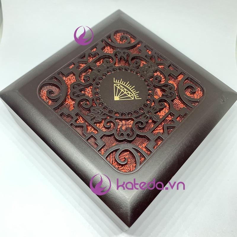 Hộp đựng vòng tay Vip lót vải lụa vàng