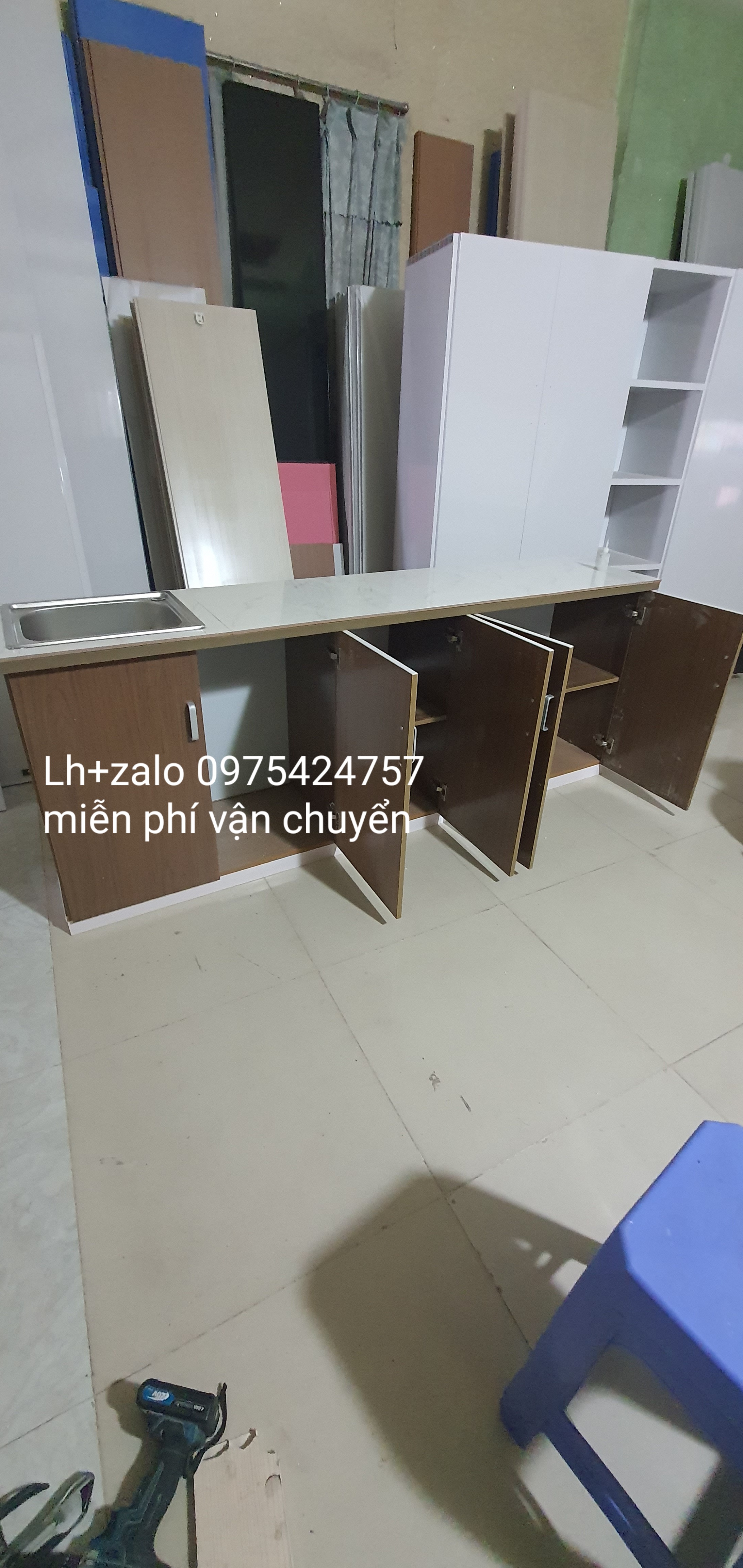 Tủ bếp sẵn bồn mặt gạch