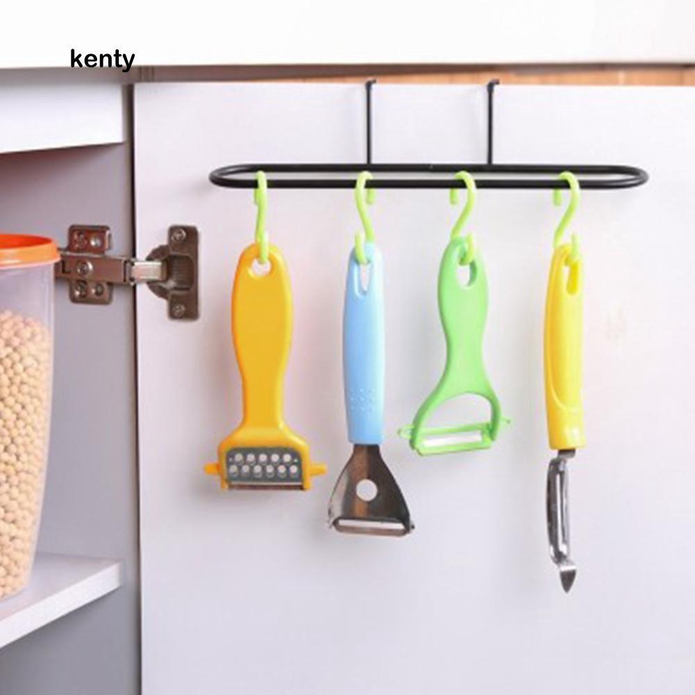 Sử dụng Móc treo khăn gắn ở cánh cửa tủ