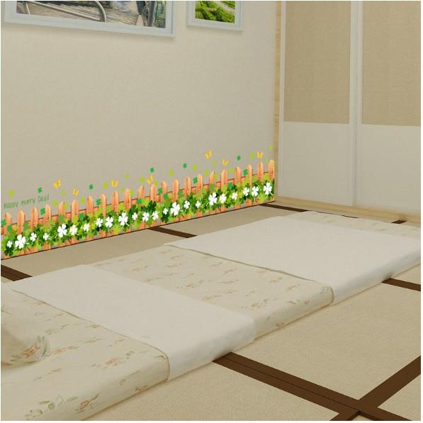 Decal trang trí chân tường hàng rào gỗ cỏ hoa may mắn trắng