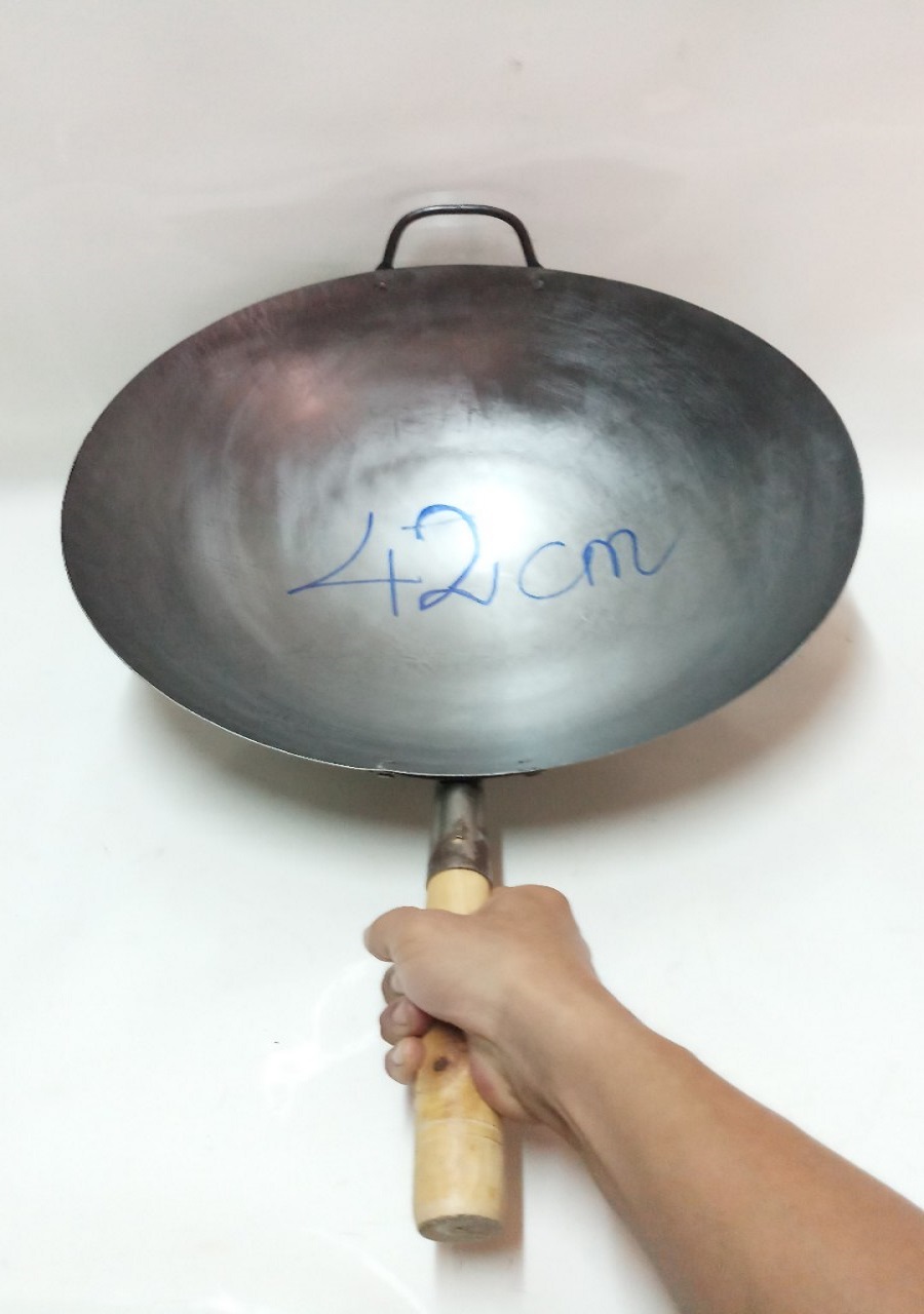 CHẢO THÉP CÁN GỖ 42CM CÓ QUAI XÁCH.