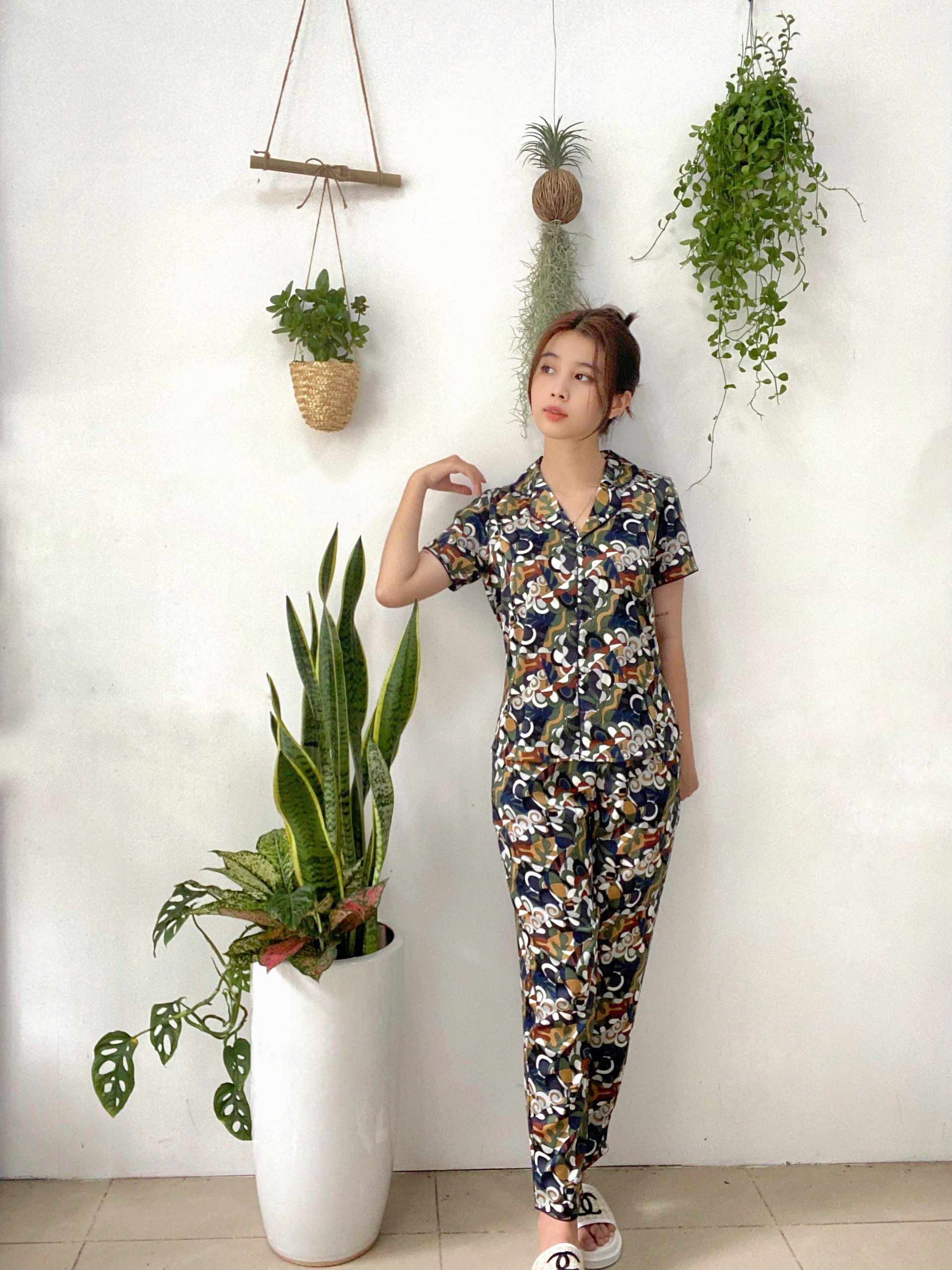 Bộ đồ Pyjama nữ, đồ mặc nhà lụa VILADY - B140 Quần Dài Tay Cộc Họa Tiết Con sò Màu Xanh Rêu, chất liệu lụa Pháp