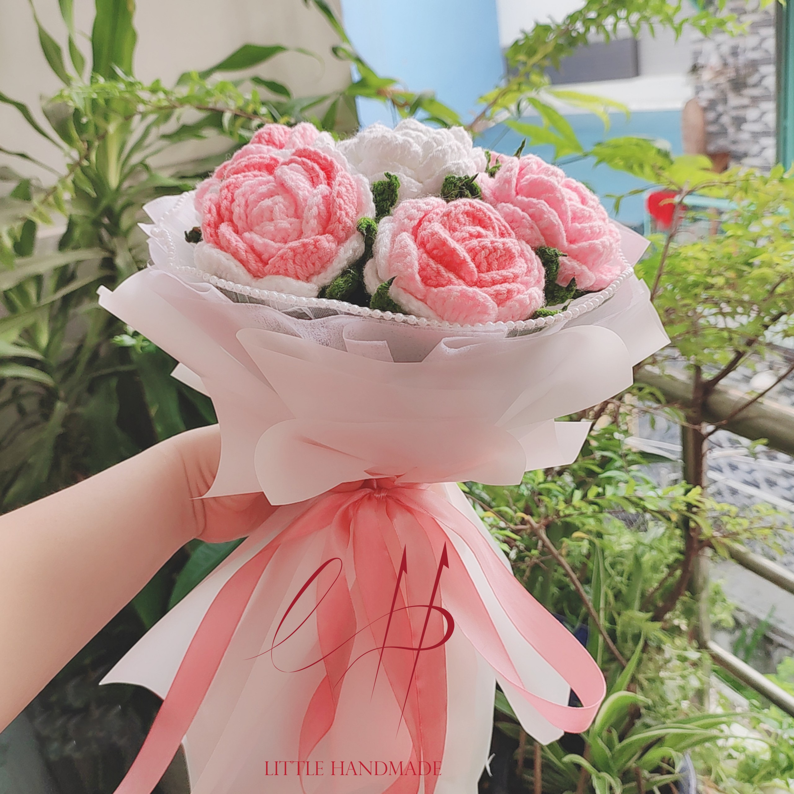 Bó hoa hồng bằng len handmade size vừa 25 x 35 cm