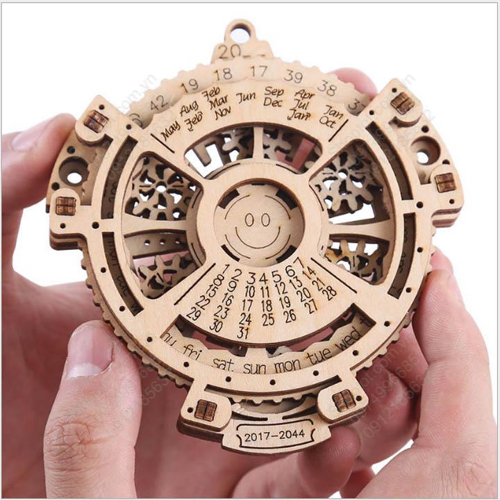 Đồ chơi lịch vạn niên lắp ghép từ các chi tiết gỗ cắt CNC, thể hiện lịch từ năm 2017 đến 2044