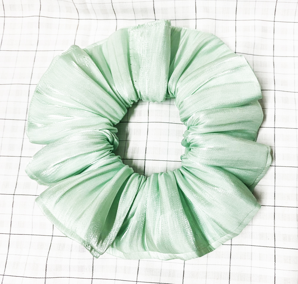 Cột tóc scrunchies màu xanh lá ánh kim sang trọng size trung lớn