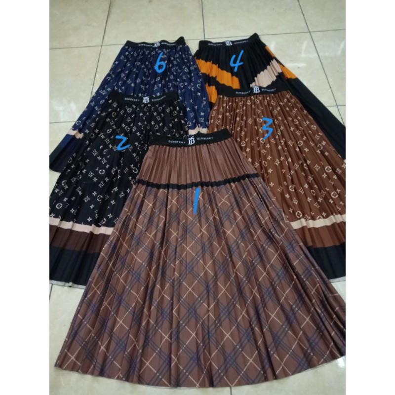 Chân váy xếp ly dáng dài họa tiết đẹp