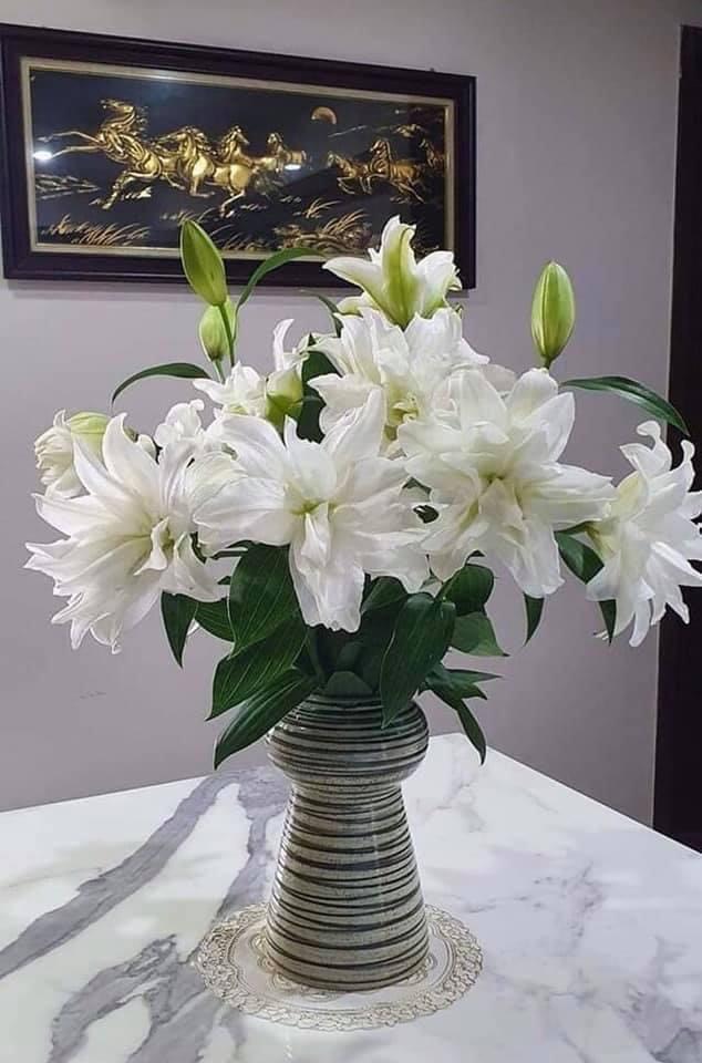 LỌ HOA NGHỆ THUẬT DÁNG HIỆN ĐẠI.