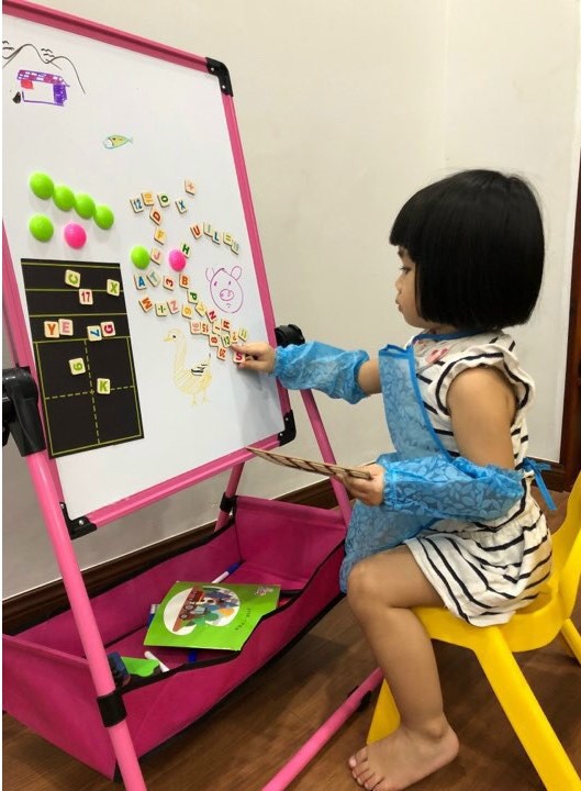 bảng Flipchart 2 mặt zoay lật 360 độ cho bé tập vẽ