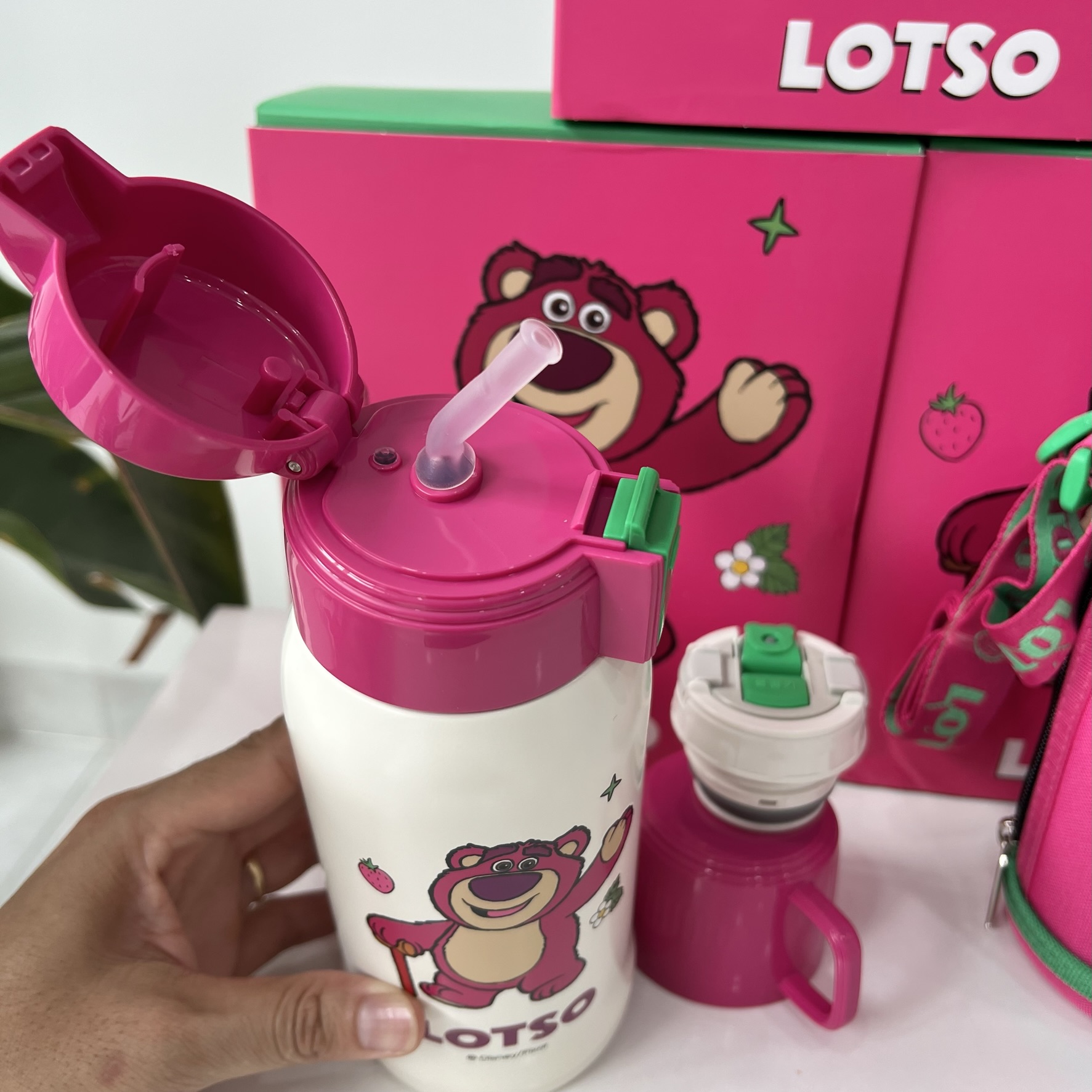 Bình giữ nhiệt cho Bé Gấu dâu Lotso BeddyBear - Dung tích 600 ml - 2 Nắp thay thế - Chất liệu cao cấp SUS316 - Tặng kèm túi đeo xinh xắn - Bảo hành chính hãng 1 năm - RT103-600-GAUDAU