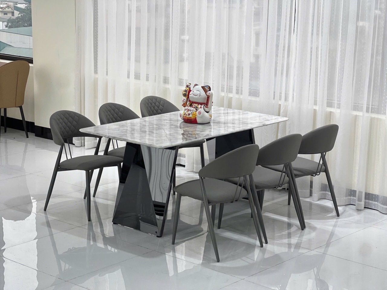 Bộ bàn ăn Junosofa chân inox đen, mặt bàn đá và 4 ghế Miso sang trọng