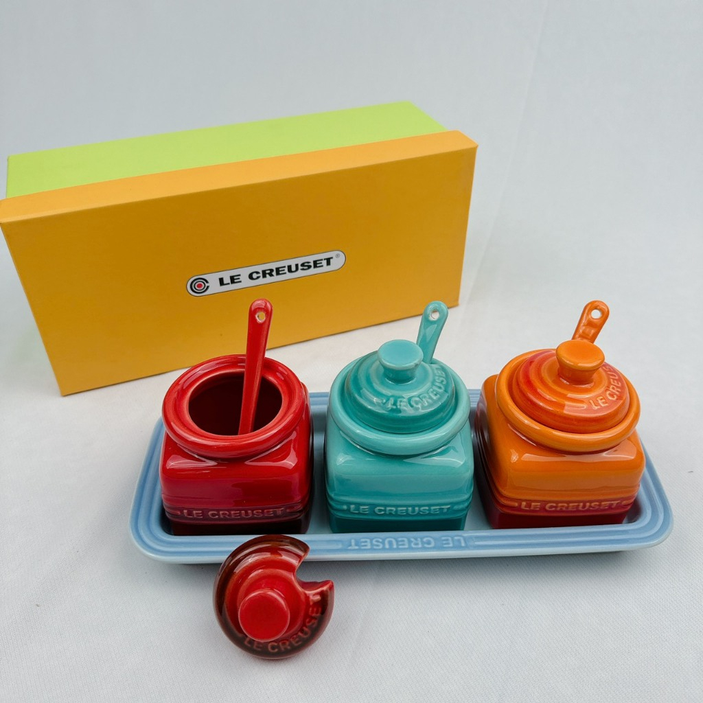 Bộ Hũ Đựng Gia Vị Le Creuset 3 Hũ Kèm Khay Và Thìa, Gốm Sứ Cao Cấp Pháp