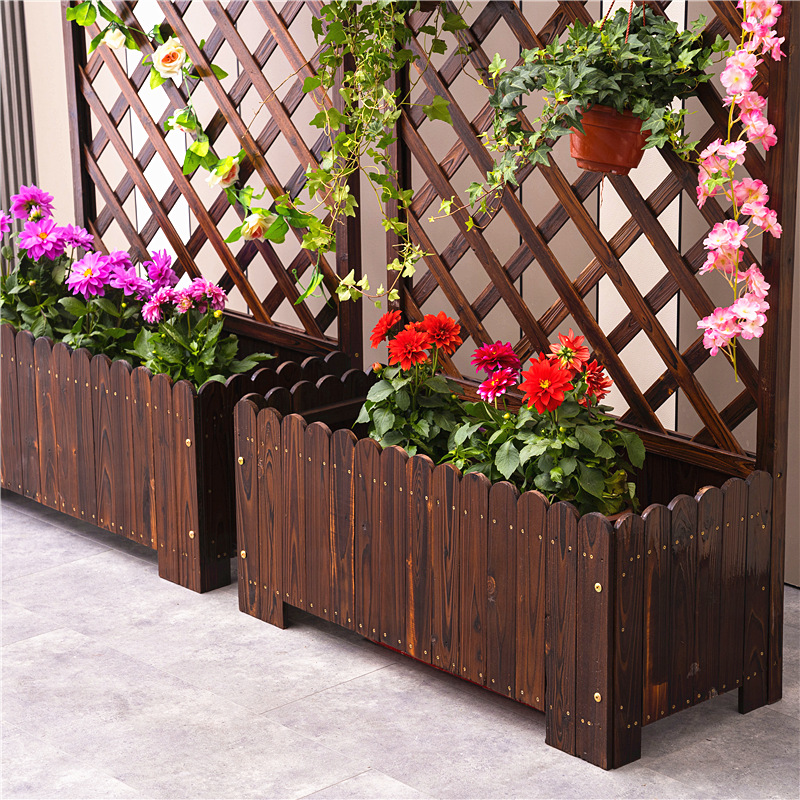 Vách ngăn trang trí phòng khách sân vườn kèm chậu trồng hoa cây cảnh gỗ thông kiểu dáng vintage