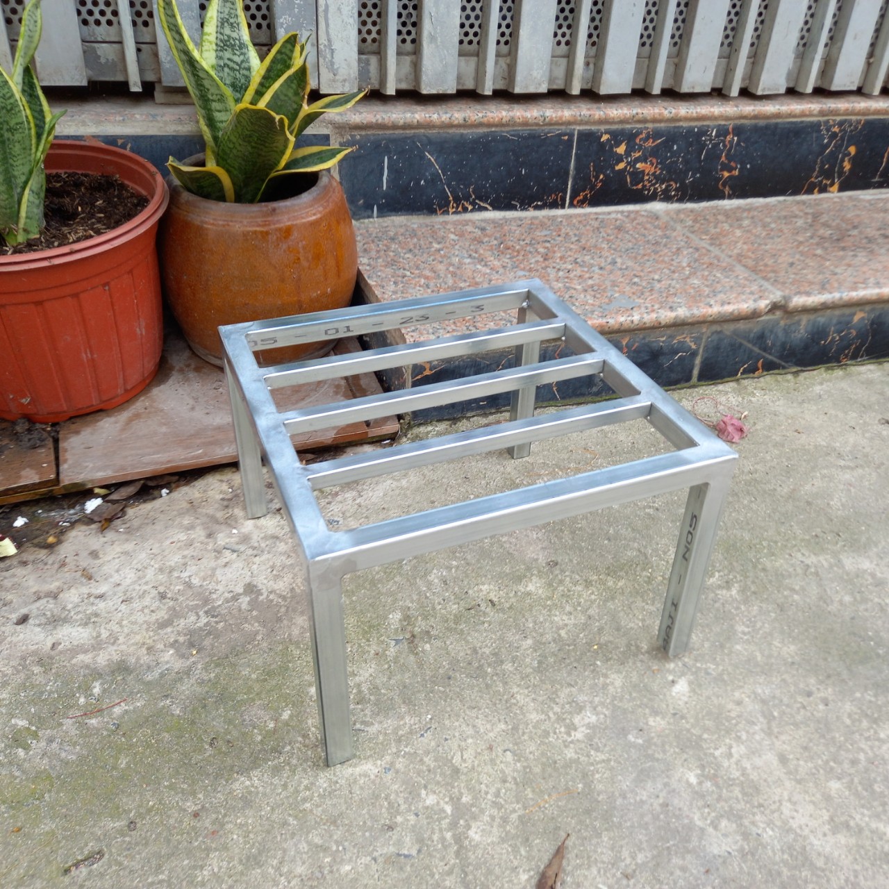 Kệ sắt để chậu cây, chậu hoa KT vuông 25*25*cm, thép hộp 20*20mm mạ kẽm, chân nó nút nhựa chống trầy