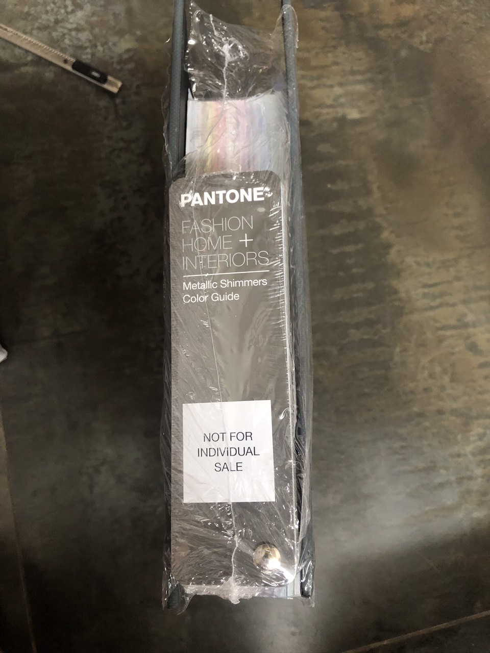 Combo bảng màu Pantone TPM Fashion Home Interiors Metallics Shimmer Specifier và Color Guide FHIP530N -200 màu Kim loại dành cho ngành thời trang ở cả 2 định dạng thanh xòe quạt và cuốn lớn 1 màu 42 miếng xé được nhập khẩu USA