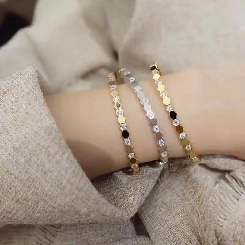 Vòng tay nữ cuff titan không đen tổ ong đính ngọc đẹp Ring House