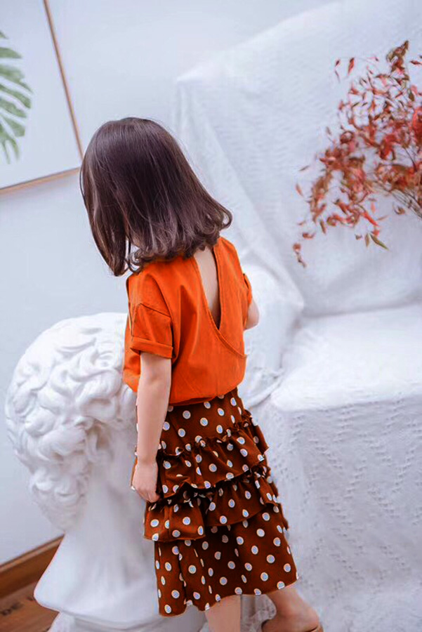 Set áo cam đất xẻ lưng và chân váy tầng chấm bi Quảng Châu 28 đến 38 kg cho bé gái 02587