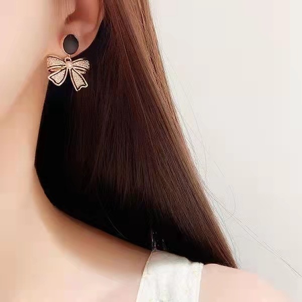 Khuyên tai nơ viền đen dạng móc ghim