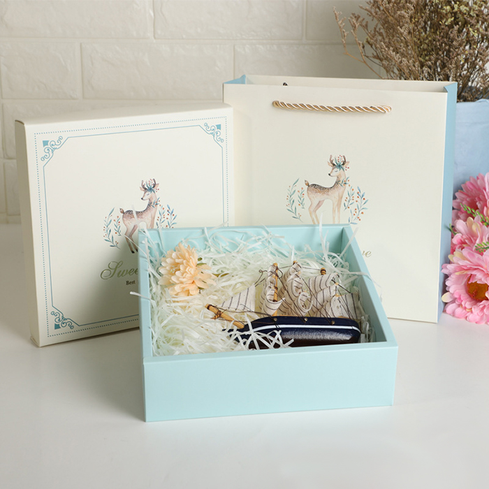 Hộp đựng quà vuông kiểu cổ điển chú Hươu kèm túi Hộp đựng quà vuông kiểu cổ điển chú Hươu kèm túi