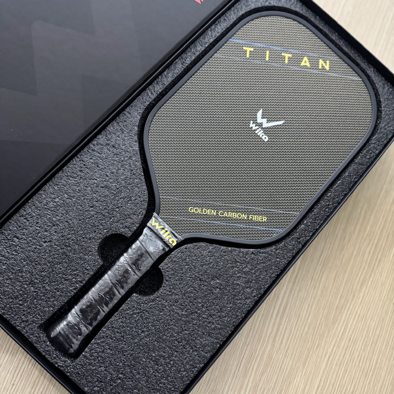 Vợt Pickleball Wi-ka Titan với mặt vợt bằng Titanium vàng siêu bền, tối ưu trọng lượng, kiểm soát bóng tốt - Hàng công ty