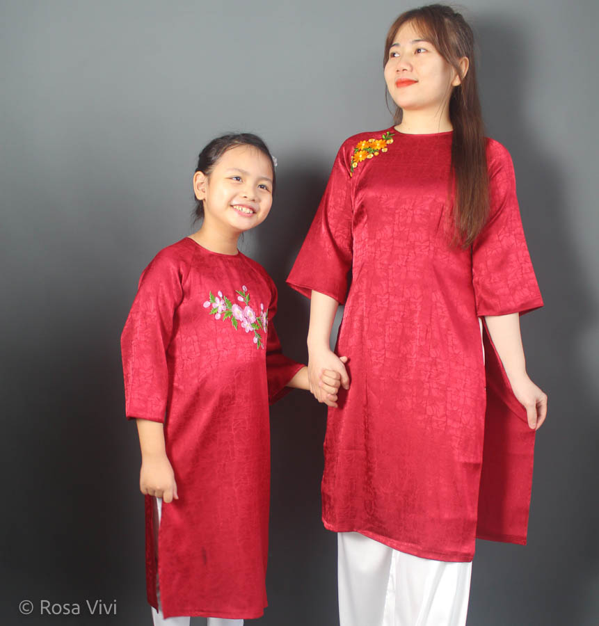 Áo dài cho bé gái và mẹ Rosa Vivi chất vải lụa vân đỏ đính hoa nổi diện Tết
