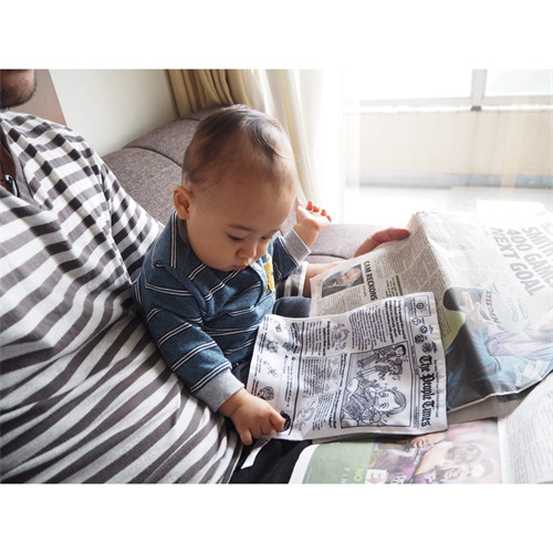 Đồ chơi trẻ sơ sinh 4 tháng tuổi - Phát triển xúc giác Baby Newspaper - Brain Builder TB073