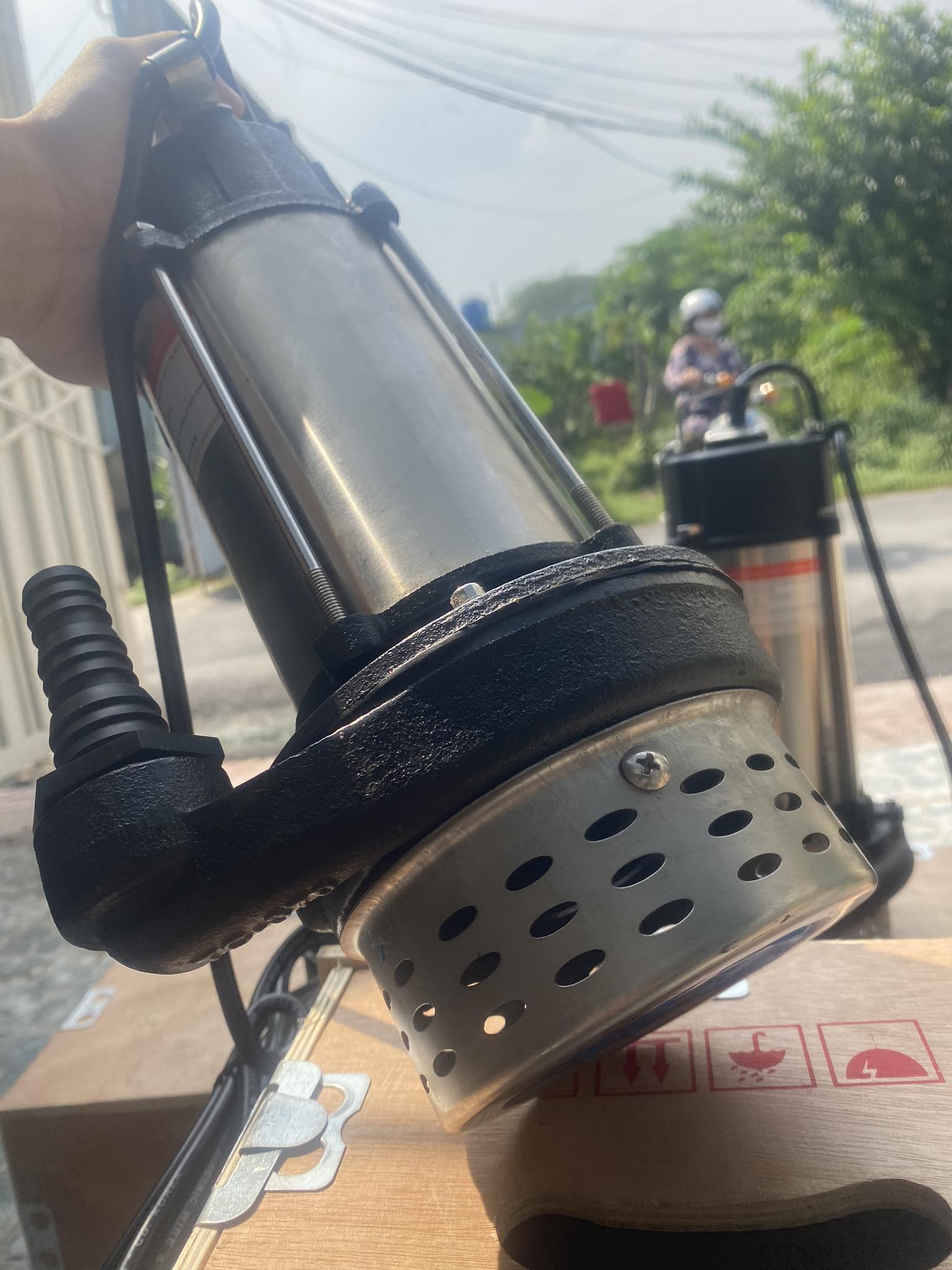MÁY BƠM CHÌM 370W BƠM CHẤT THẢI, BÙN ĐẤT,CHỐNG NGẬP, THÂN INOX ĐỘNG CƠ NGÂM DẦU CÁCH ĐIỆN TẢN NHIỆT CAO CẤP, BẢO HÀNH 1 NĂM ĐỔI MỚI 3 THÁNG ĐẦU NẾU LỖI
