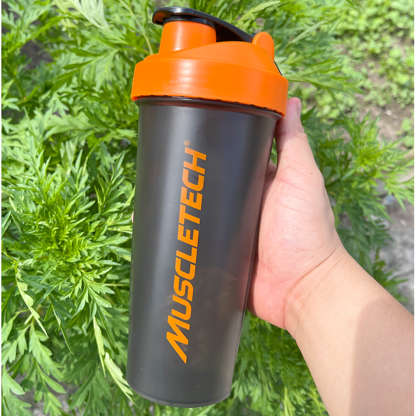 Bình lắc Shaker pha sữa cho người tập GYM hiệu TCSPORTFOOD - Bình nước thể thao Shaker 600 ml - Bình đen nắp cam