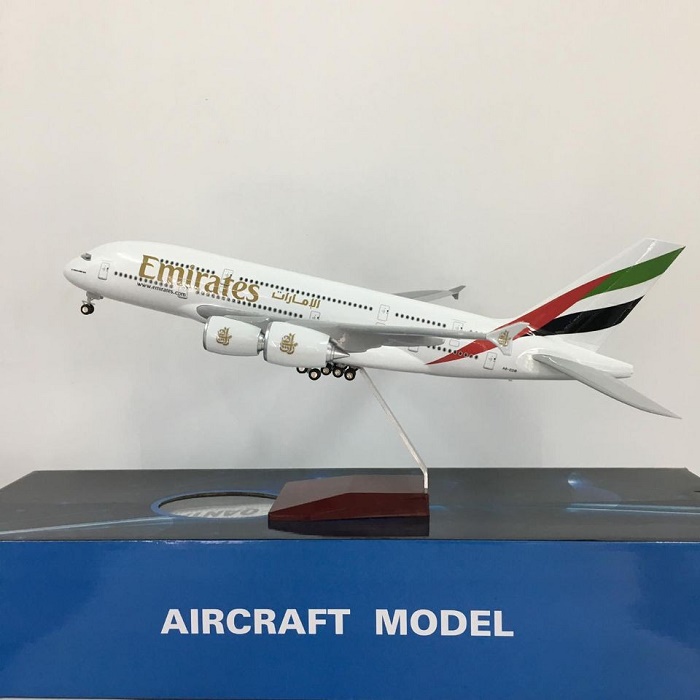 Mô hình máy bay Emirates Airbus A380 LED 47cm có bánh xe và led
