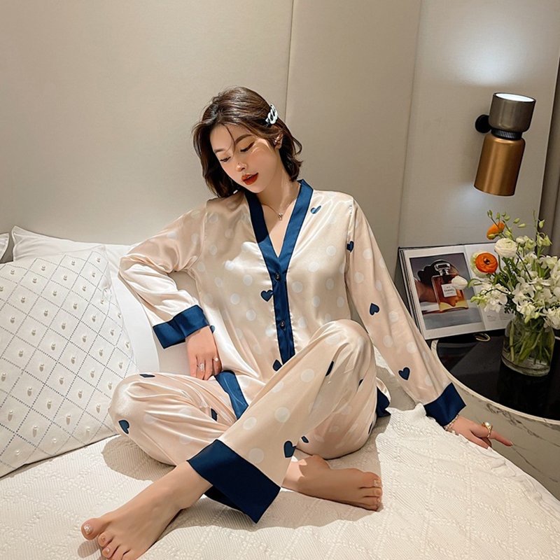 Bộ Đồ Pyjama nữ, đồ mặc nhà lụa VILADY - B104  kiểu cổ tim tay dài quần dài, họa tiết tim chấm bi, chất liệu lụa Pháp ( lụa latin) cao cấp - Màu trắng ngà