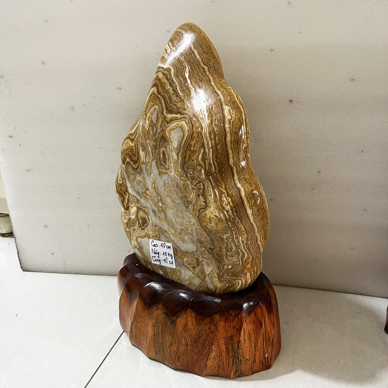 Đá, trụ đá, Cây đá màu vàng vân gỗ cao 48 cm, nặng 19 kg cm cho người mệnh Kim và Thổ đá tự nhiên
