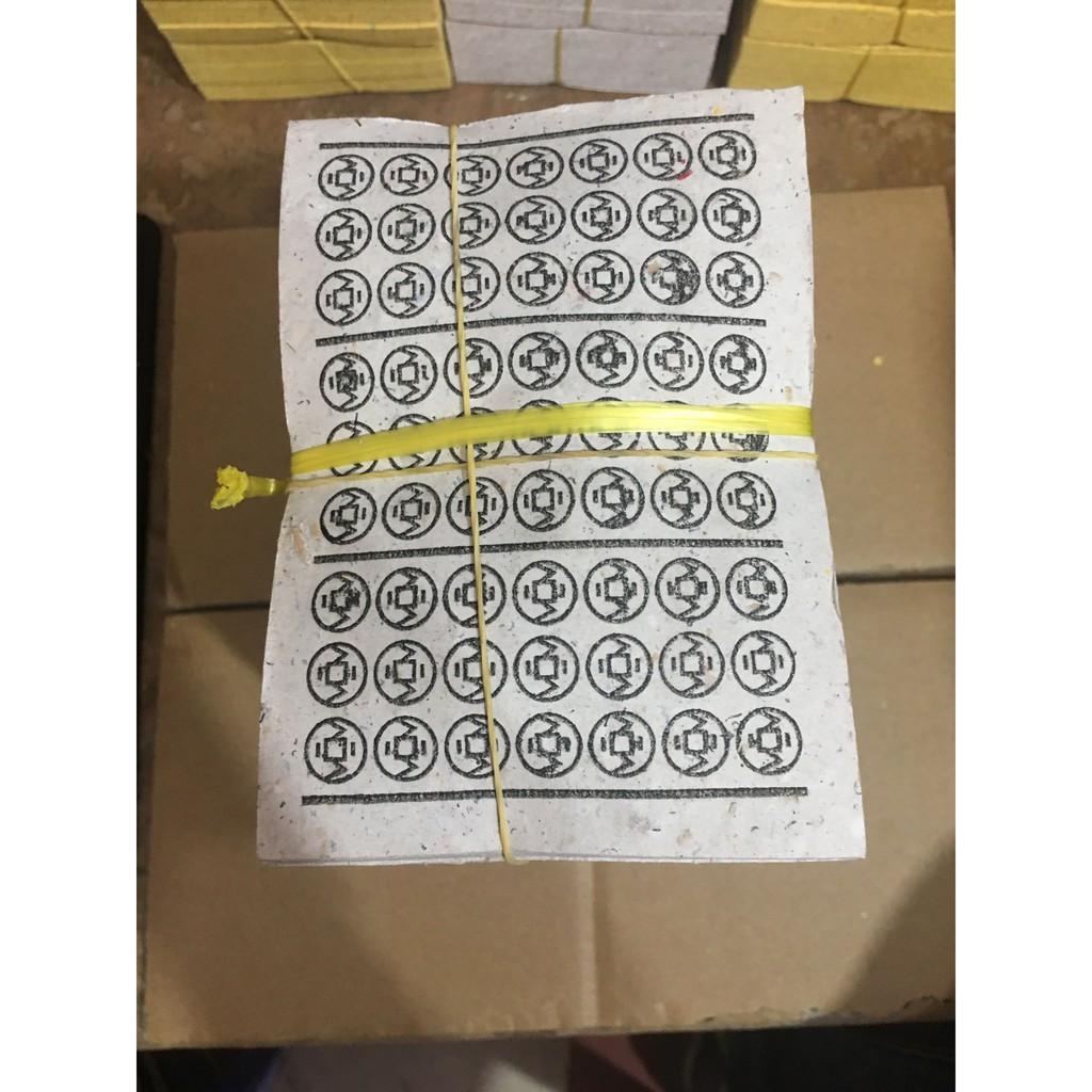 Một xấp giấy tiền trắng trong thờ cúng