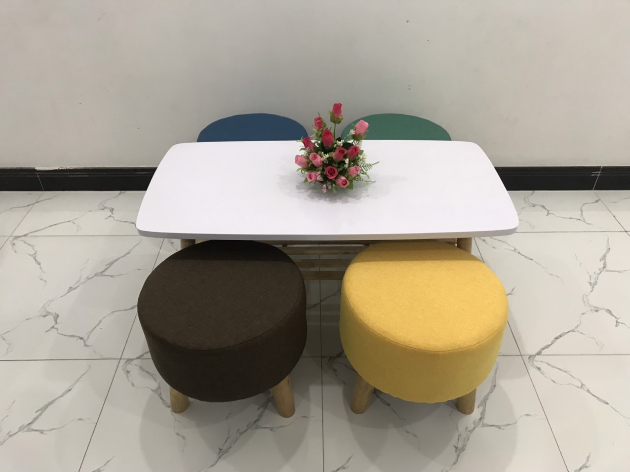 Combo 1 bàn 4 ghế nệm - Xám đen-Xanh đậm-Trắng xám-Nâu