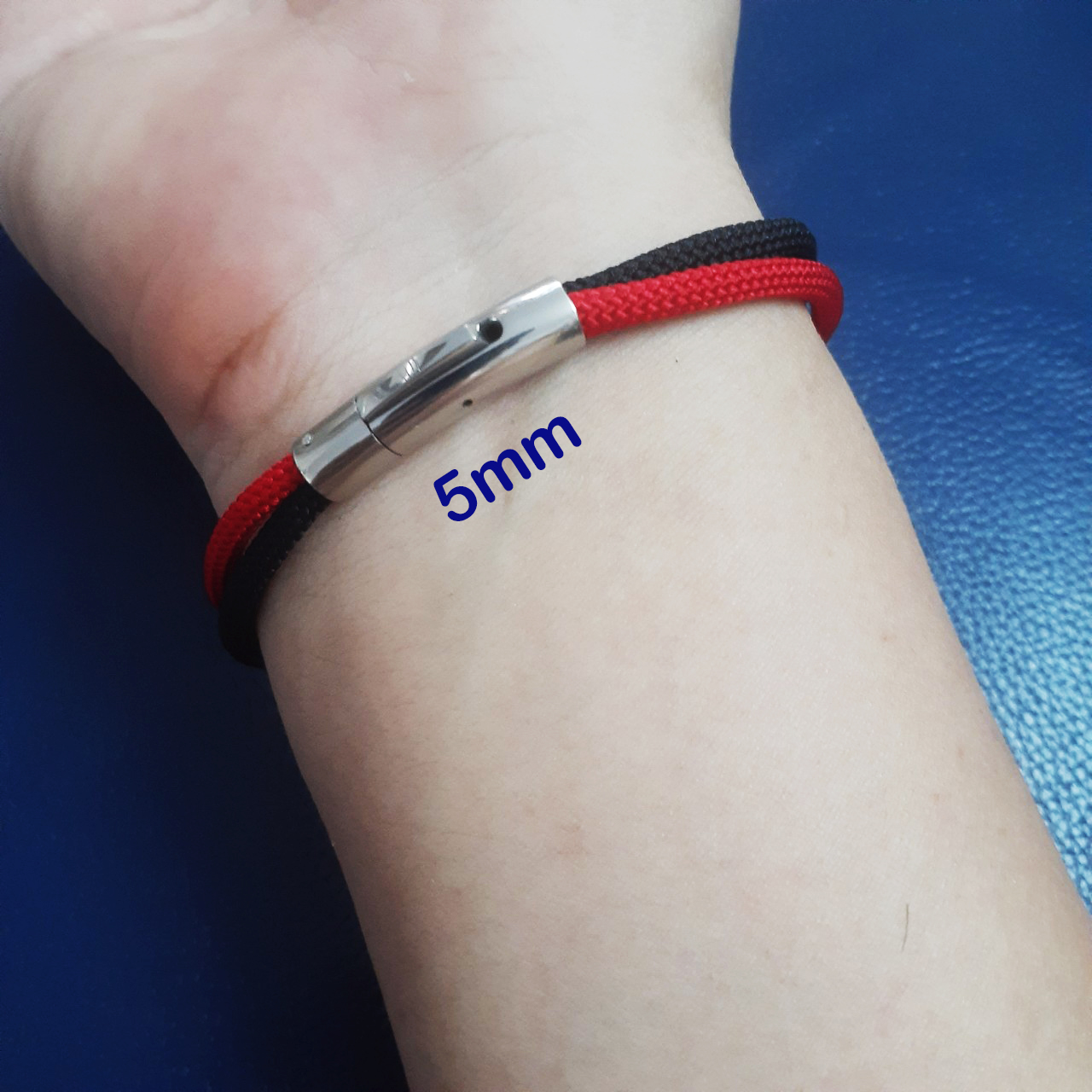 Vòng tay dây dù thái đôi đỏ, đen thắt nút tròn khóa thông minh tạo nên phong cách độc đáo cho người đeo