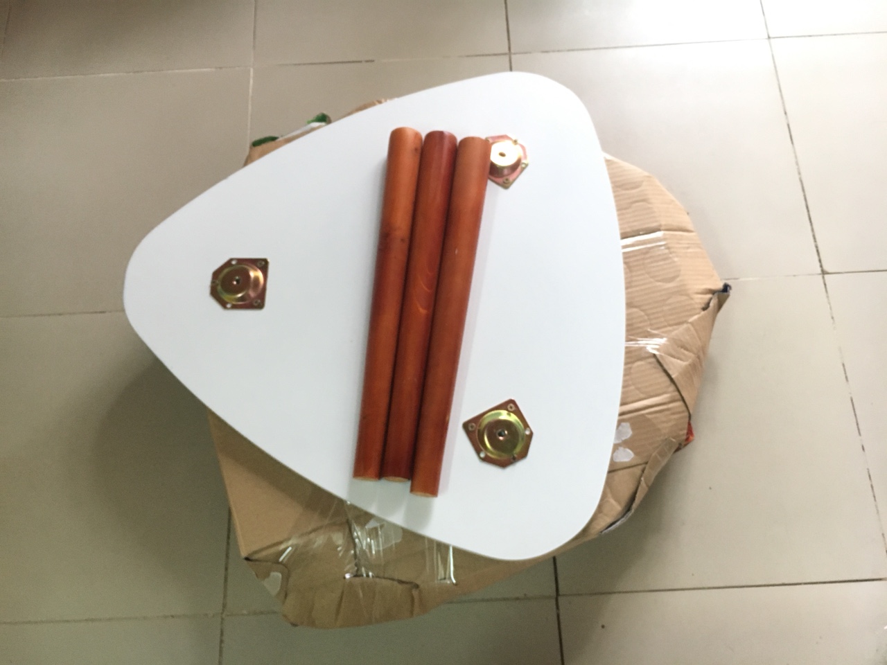 Bàn tam giác trắng chân nâu 60x45 - PK