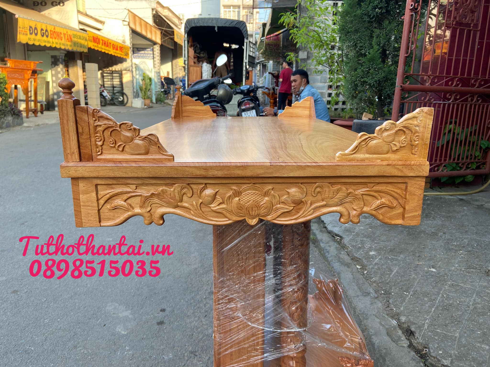 Bàn thờ treo tường mẫu Hoa Sen 107 x 60cm