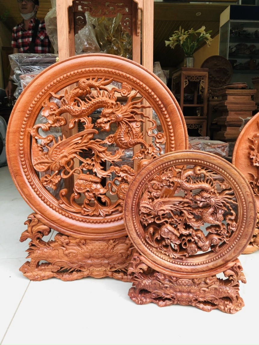 ĐĨA TRANH TRÍ PHONG THỦY TRẠM KHẮC TỨ LINH BẰNG GỖ HƯƠNG ĐÁ KT MẶT TRÒN 45×4CM