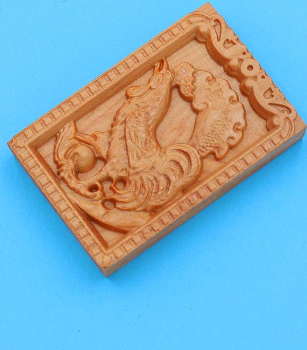 Mặt gỗ hoàng đàn - 12 con giáp - khắc hình tuổi Dậu MGCG2