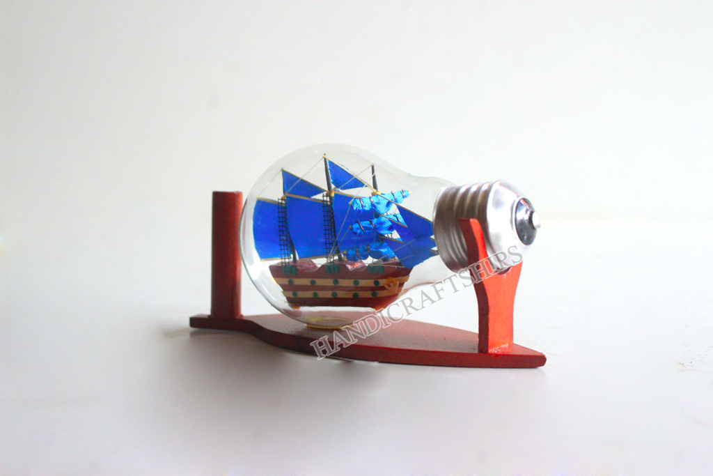 Thuyền trang trí trong bóng đèn