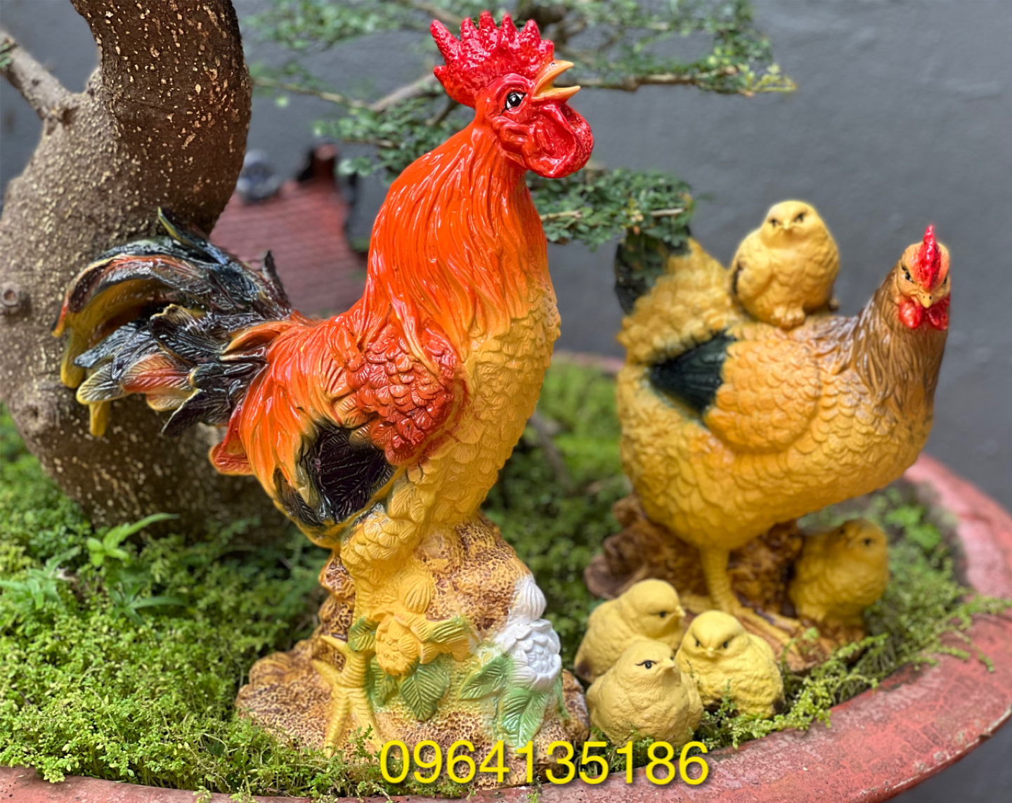 Tượng tiểu cảnh gia đình gà con đón bình minh trong vườn gốm sứ Bát Tràng