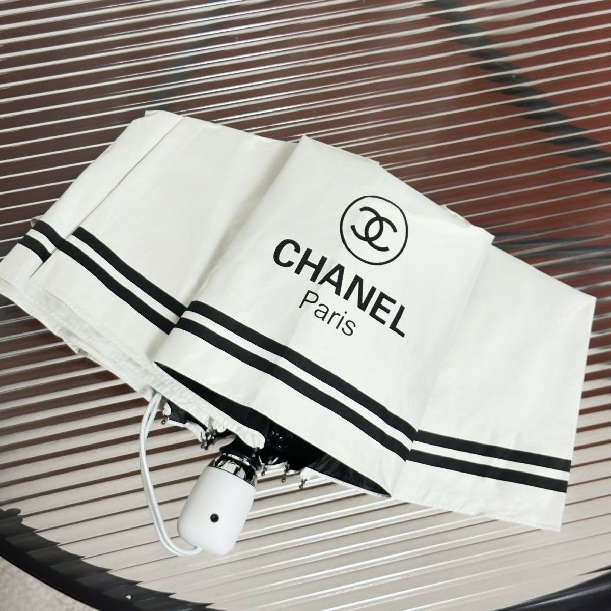 Dù Che Nắng Gập Đôi Màu Trắng Đen Phong Cách Hepburn Chanel Tay Cầm Thẳng