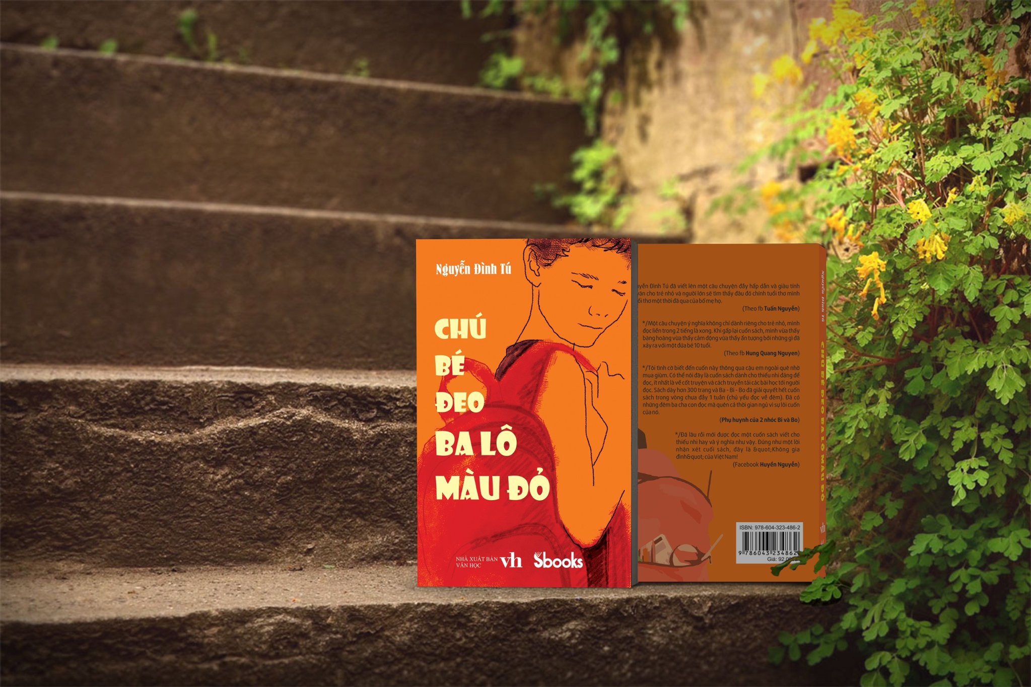 Chú bé đeo ba lô màu đỏ
