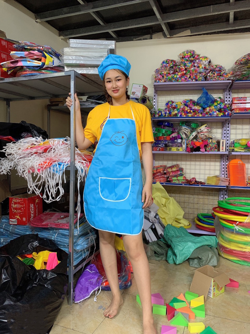 Bộ tạp dề và mũ cho bé và cô giáo mầm non loại đẹp có in hình ĐƯỢC CHỌN MÀU
