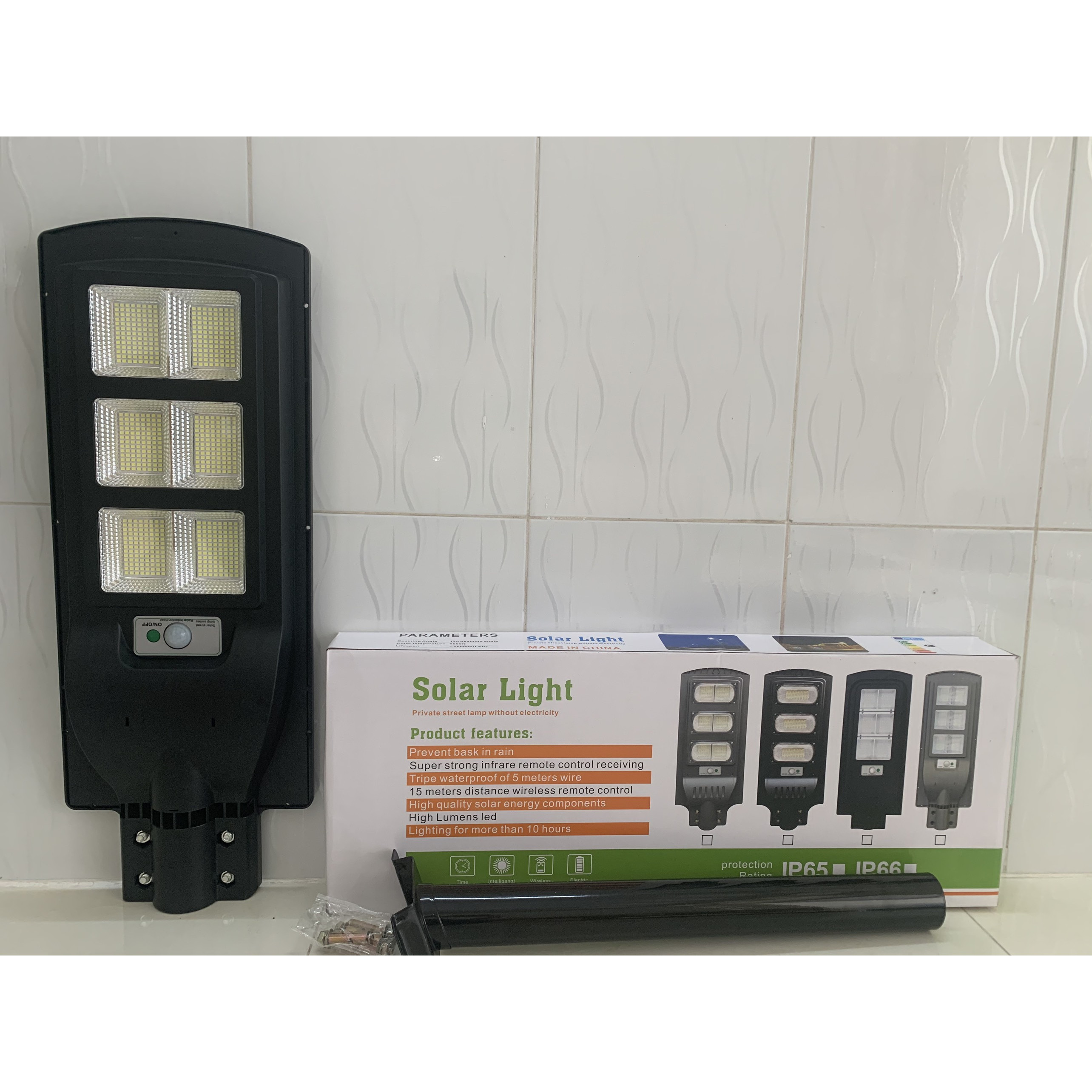 Đèn Đường Năng Lượng Mặt Trời Liền Thể Công Suất 90W, Có Remote.