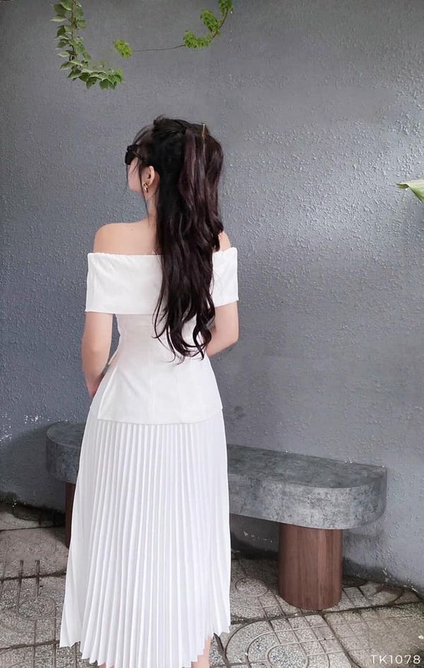 Áo peplum trễ vai đắp chéo sang trọng, dễ phối đồ có 2 màu trắng, đen