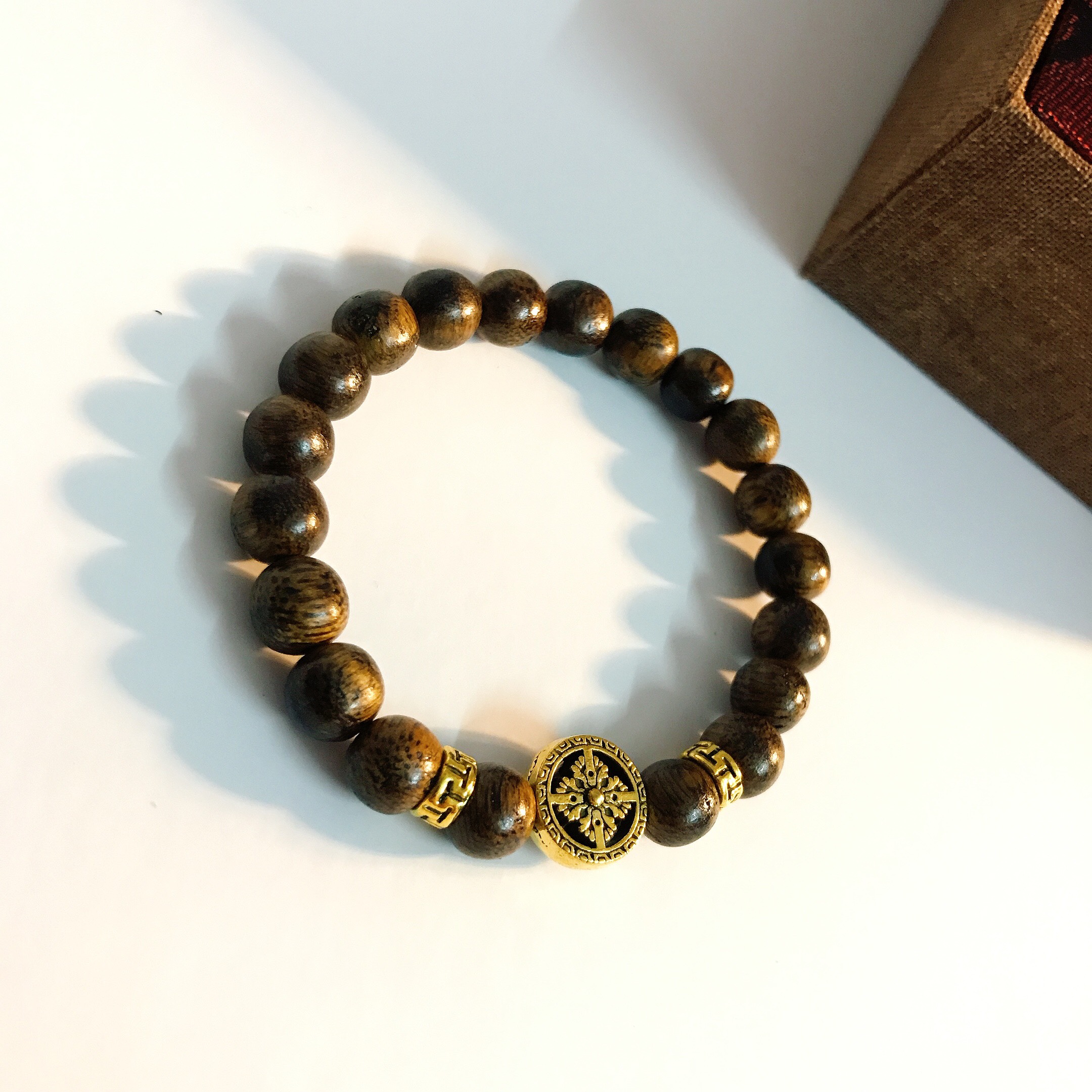 Vòng tay trầm hương pháp luân mạ vàng 18k