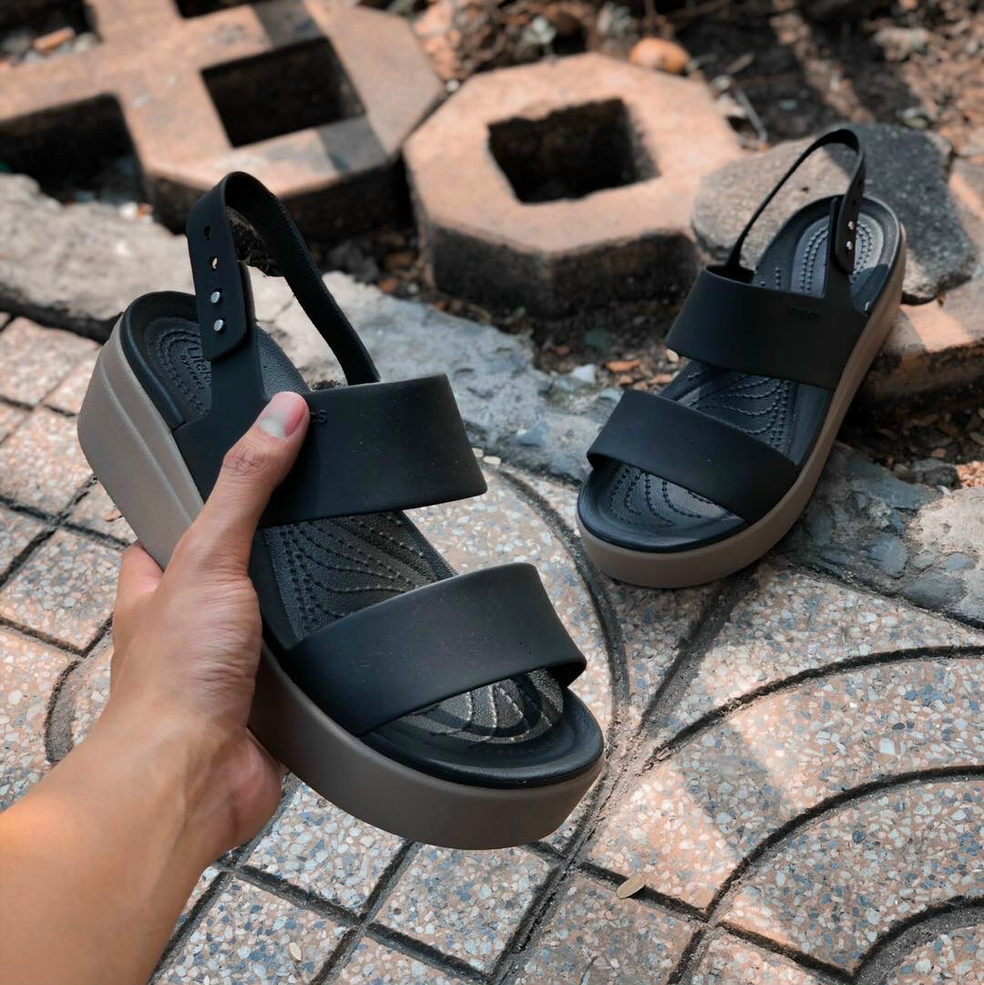 Sandal CrOSs Blooklyn Low 5cm quai ngang  cho nữ màu đen nâu