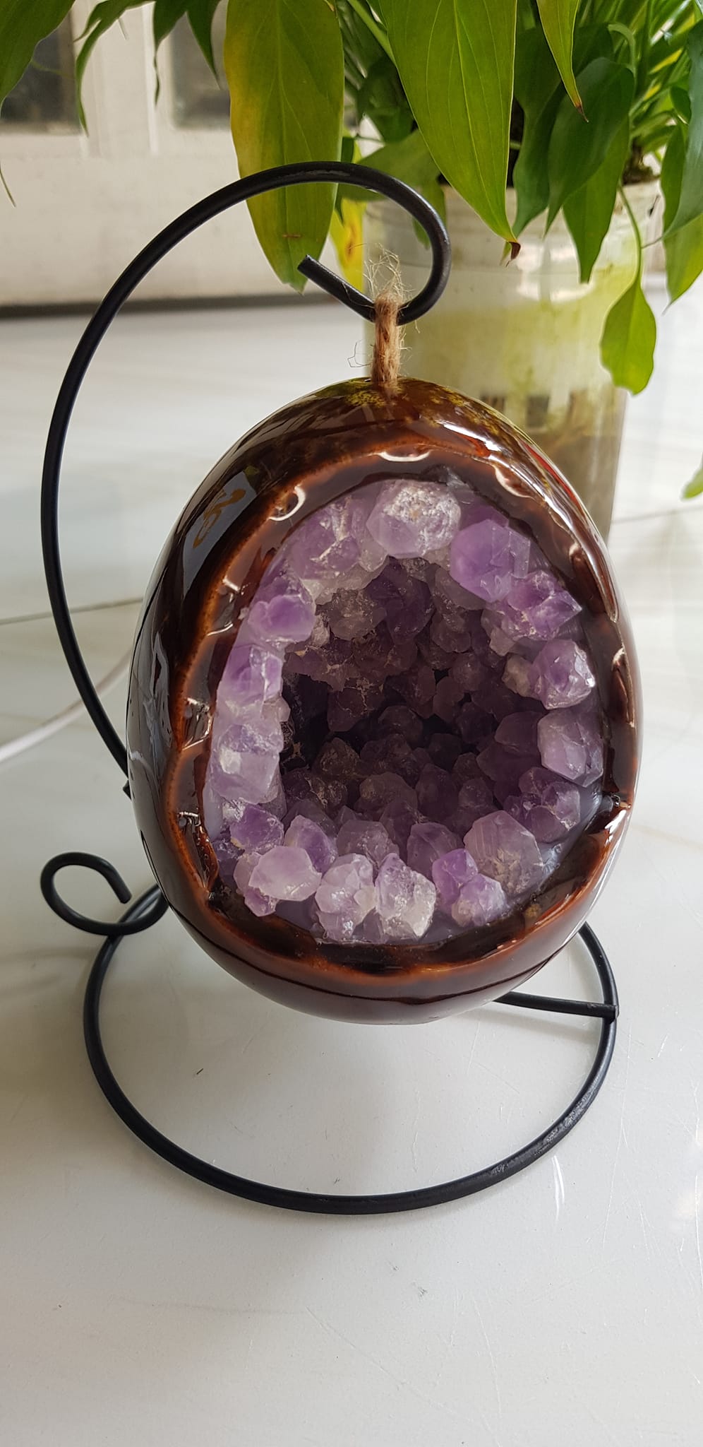 Miếng thạch anh tím tự nhiên hốc sâu có đế kiểu có đèn điện công dụng hút tài lộc Size cả chân Cao 16cm đk 12cm miếng tím cao 10cm x đk 8cm Anh Chị để bàn trang trí nhà bàn thờ Thần Tài và treo trong phòng làm đèn ngủ may mắn màu tím thật sự rất tốt đẹp ạ
