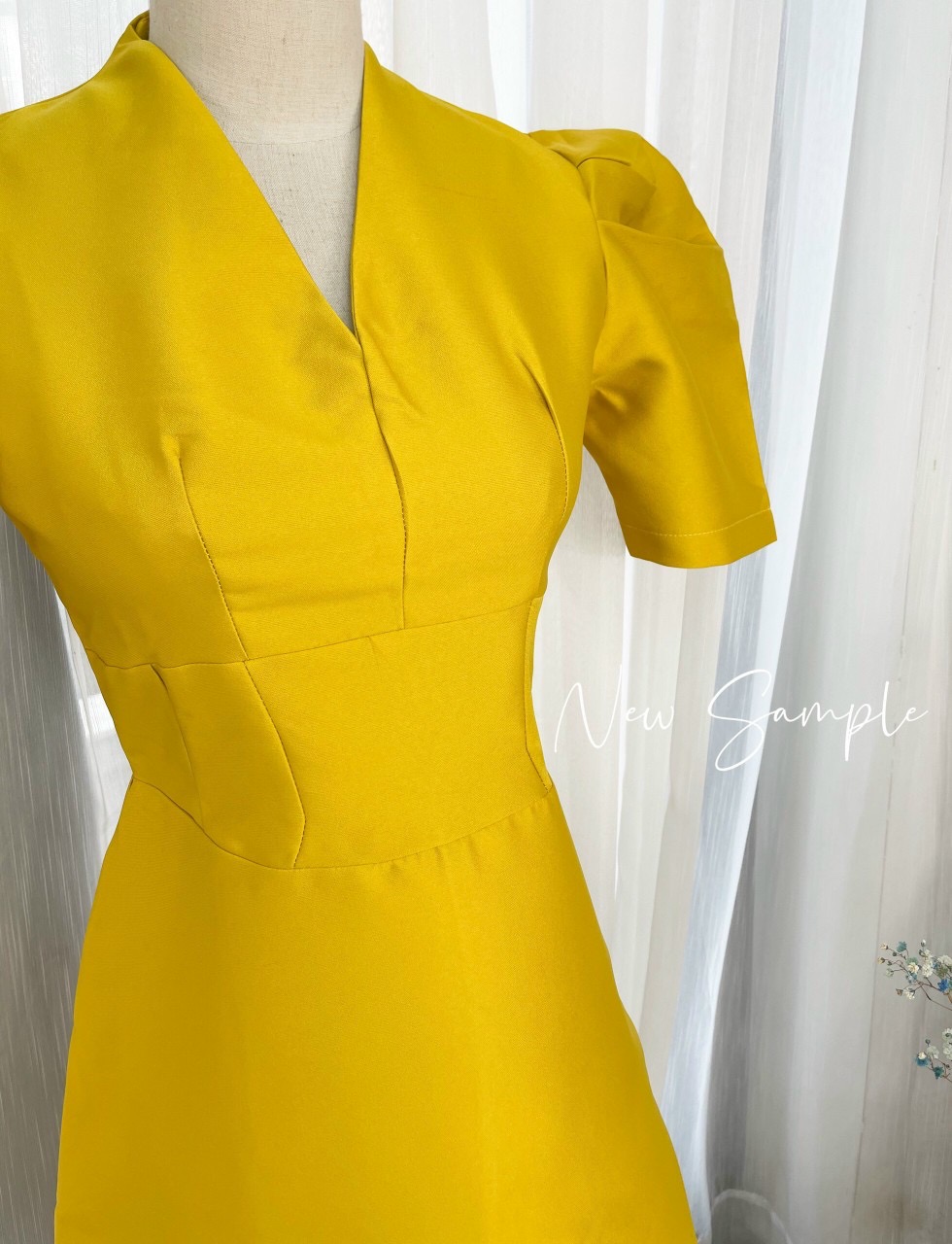 ĐẦM CỔ V VÀNG TAY NGẮN